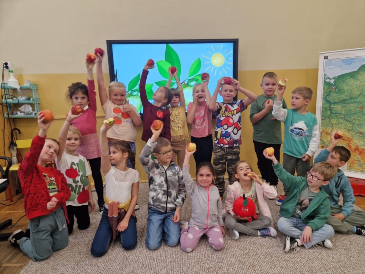 DZIEŃ JABŁKA W KLASIE 1 A – ZDROWO, SMACZNIE I RADOŚNIE