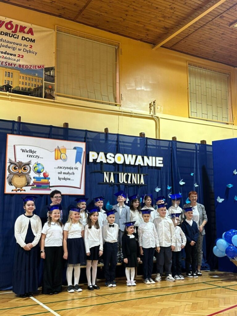PIERWSZOKLASIŚCI W SZKOLNEJ RODZINIE – DZIEŃ PEŁEN EMOCJI I RADOŚCI