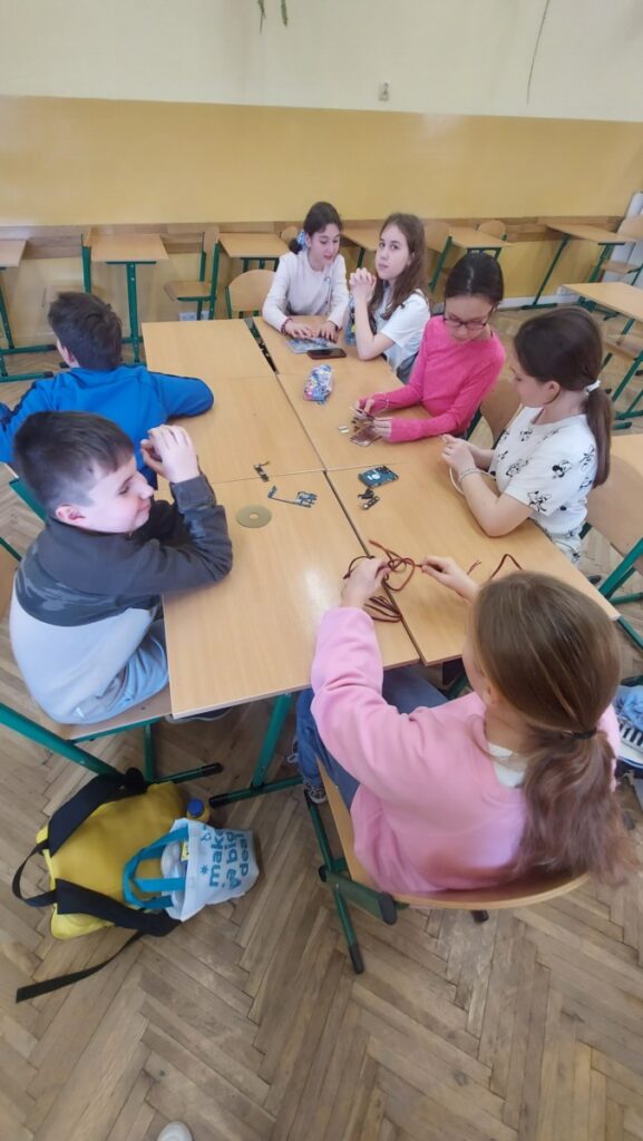 Z CZEGO ZBUDOWANY JEST ŚWIAT WOKÓŁ NAS?